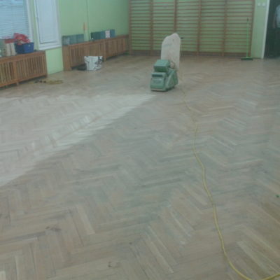 Parkiet w sali gimnastycznej do cyklinowania