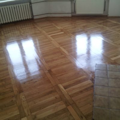 Błyszcząca podłoga po cyklinowaniu