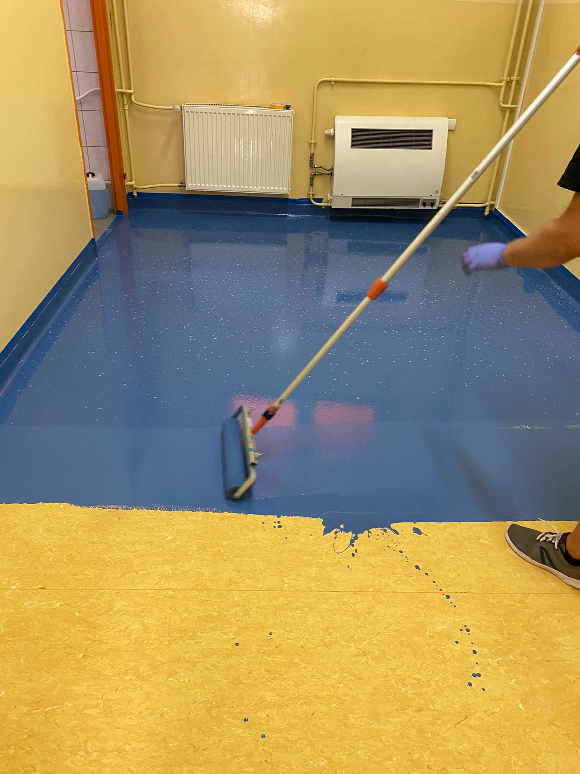 renowacja wykładziny w szkolnej szatni we Wrocławiu